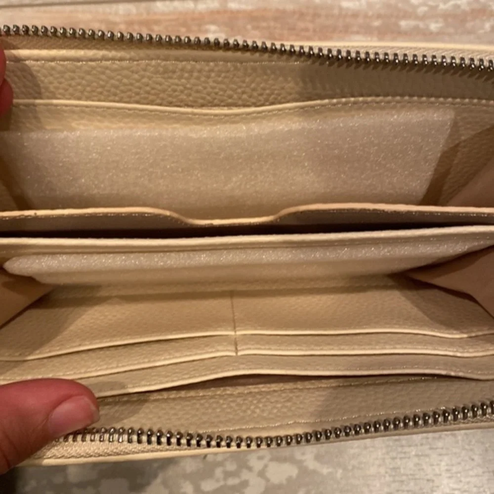 NEW‎ Cream/Gold Wristlet Wallet